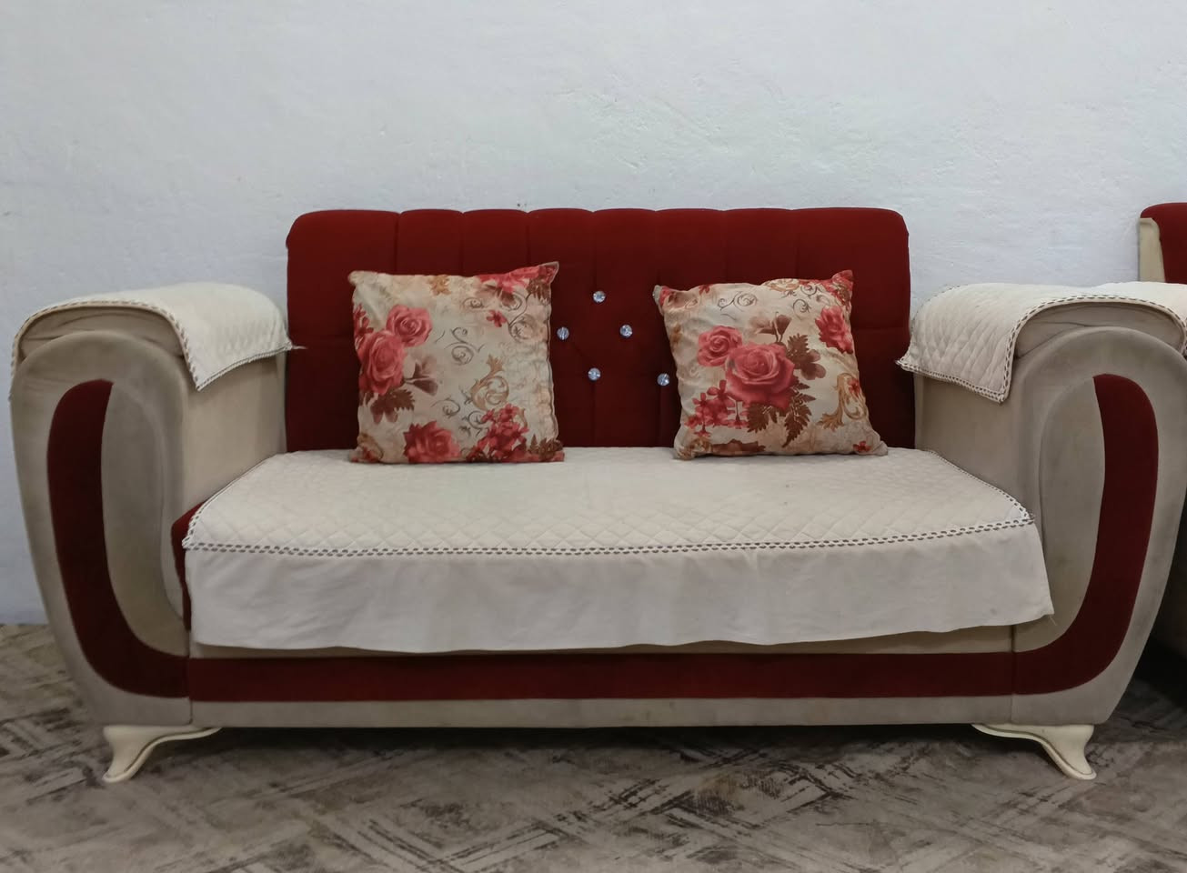 السلام عليكم
تخم كامل للبيع يتكون من 3 قنفات وكرسين 
ب 350 الف وبي مجال رقم الهاتف / ‏‪***********
