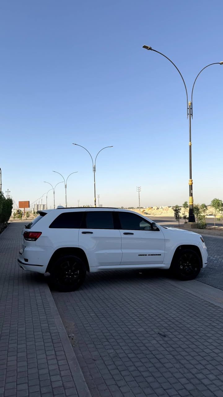 جيب كراند شيروكي التيتيود فول للأخير  .
الموديل : 2020 . (وارد امريكي) .
293hp . V6. 3.6L : المحرك
السعر : 257$
العداد : 60 الف مايل .
المواصفات :
﻿﻿دفع رباعي 4x4 .
﻿﻿رادار امامي مع مانع تصادم .
﻿﻿تحذير الخروج عن المسار .
﻿﻿تحذير النقطة عمياء .
نظام تحذير عند التقاطعات.
* شاحن موبايل وايرلس.
* ويل قياس 20 انج .
*جكات سيرفس جديد
* فتحة سقف . بانوراما
* كاميرا خلفية.
*شاشة كبيره
* المصابيح الأمامية زنون .
* كشافات الضباب زنون،
* دخول ذكي.
الصندوق الخلفي كهربائي .
﻿﻿فرش المقصورة الداخلية من الجلد 
﻿﻿مقعد السائق كهربائي .
﻿﻿المقاعد الأمامية تدفئة .
﻿﻿حساسات خلفية .
﻿﻿مكيف خلفي .
تبريد مقاعد مع المقود
﻿﻿تدفئة مقود القيادة .
﻿﻿مانع تصادم خلفي .
. نقطة عمياء 
﻿﻿بلوتوث تلفون .
⭕️ مكاني كربلاء

الرقم : *********** 
ملاحظة السياره بأسمي تحويل ثاني يوم + كلشي موضح كدامكم حبايب
