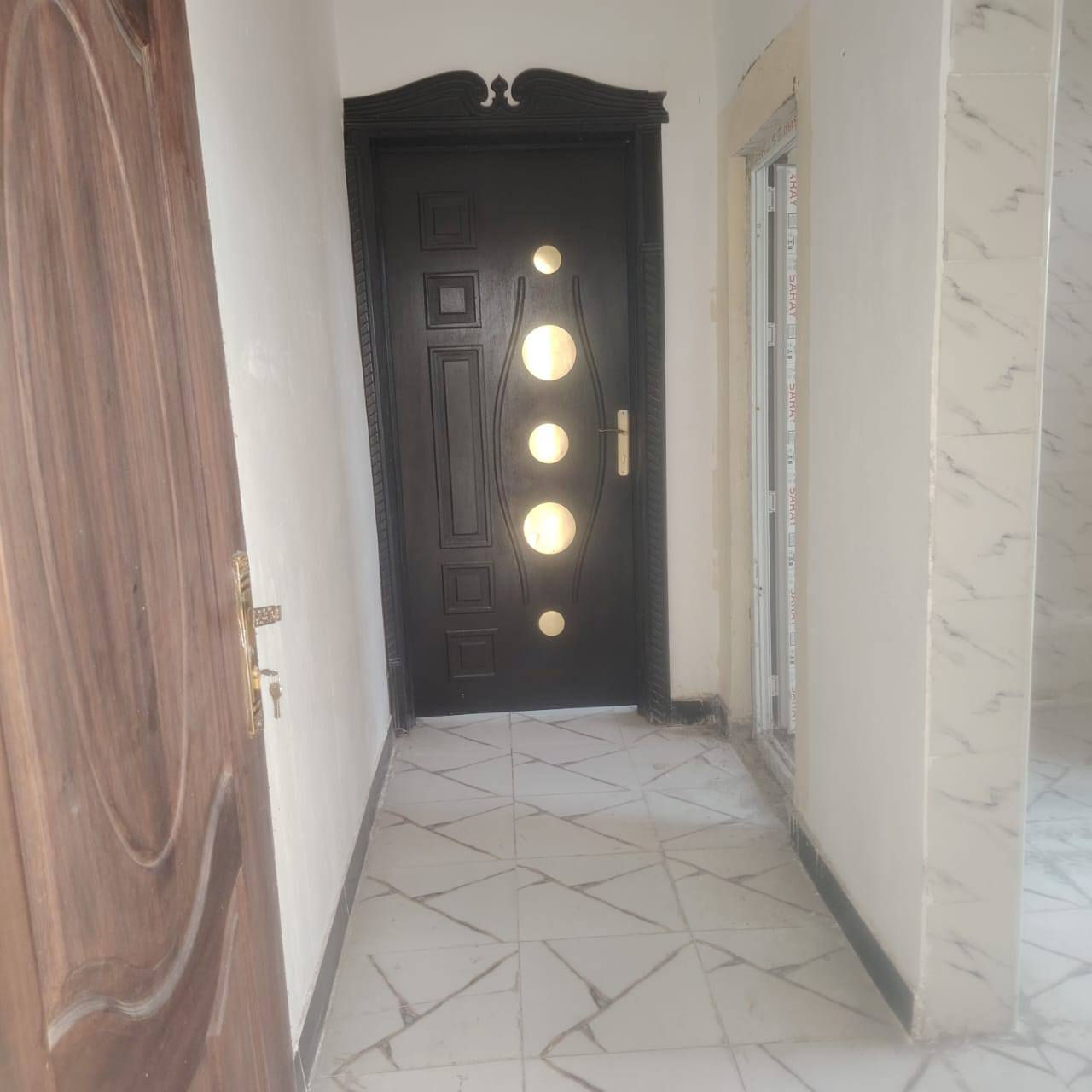 السلام عليكم
بيت للبيع مساحه ٧٠ متر مع الحديقه ٩٠ متر ركن بناء جديد نضافه ١٠٠ ٪السقف صب والاساس صب سقوف ثانويه وسيراميك جاهزه كهراباء وماء ع اخر حبايه مع سبلت 2طن شارع المطار القديم قرب اسواق عسوله شارع محطه المطار وصدليه المطار قريب الشارع.. السعر 28 البيع مستعجل ***********☎️
