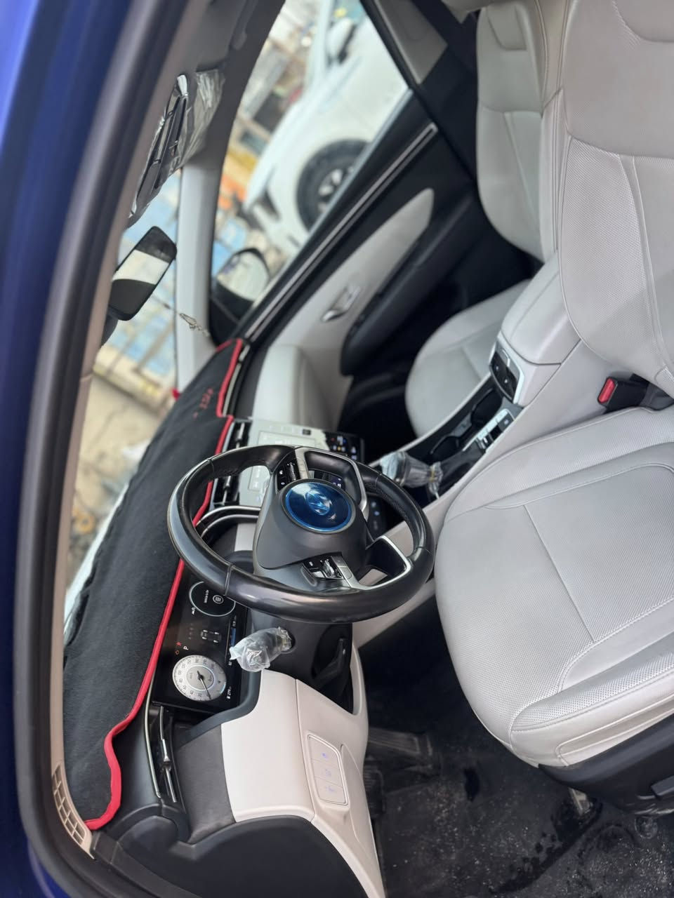 السلام عليكم.............
 سيارتي توسان زرق 2023 وارد امريكي رقم بغداد انگليزي

ماشية25 الف ميل قابل للزيادة

محرك 2500

3 انظمة قيادة 

 normal ، 

sport ، smart

جنطة كهرباء

تبريد قطعتين

اوتو ستوب

اوتو هولد

مانع انزلاق

رادار جانبي(مرايات)

مثبت سرعة

مثبت مسار(عدم خروج عن المسار)

نظام منحدرات

بصمة

فتحه كهرباء بالقمارة

تحكمات ستيرن

كشنات تدفئه
داخل سياره بيض ملكي 
كشنات تحكم كهربائي

كاميرا دوارة

شحن وايرلس

تشغيل عن بعد

النقطة العمياء

وغيرها من التحكمات المعروفة

السعر188 $ وبيها مجال                 مكاني بغداد

السيارة الحادث كماه موضح بل صوره جدنه بسيط سياره ليبل وحد  بدون دوخل 

موبايل+واتساب.                                ***********
