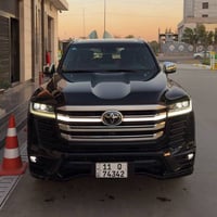 لاندكروز VX  الموديل : 2024 العداد : (33.000الف) فول فول مواصفات  الرق...