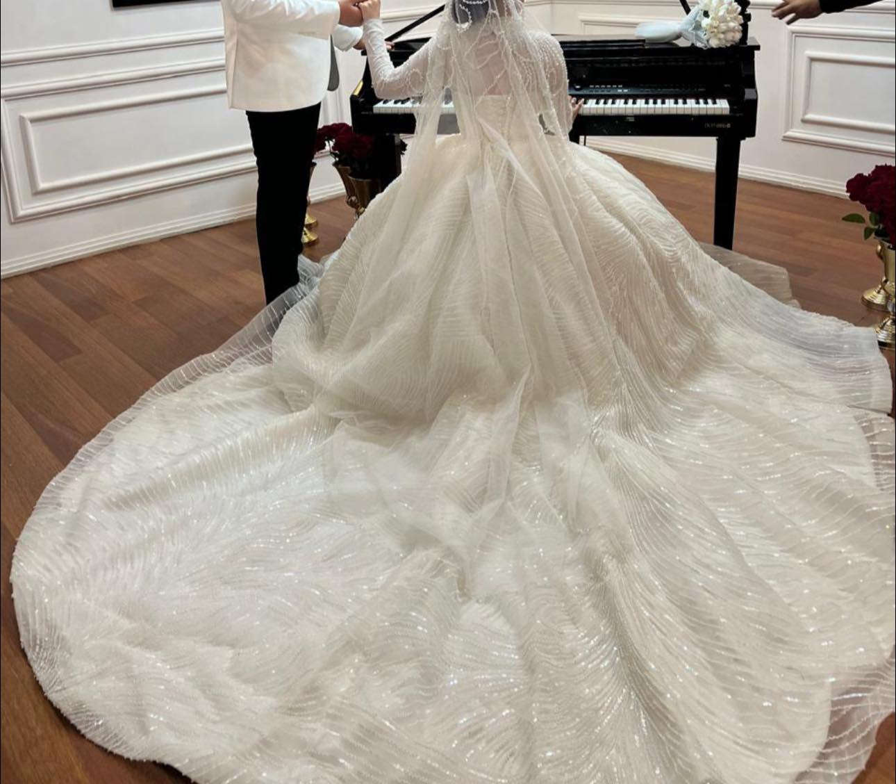 بدلتي اخذتها من احمد البديري اجننن بللبس كلش فخمه والمسرح طويل تلبس من 36 لل44 لان بيها قيطان وياها طرحه بس مو هاي الي لابستها هاي اجرتها الطرحه مالتها ساده وياها هاينك مال محجبات اضافي ويه البدله هديه هذني اشتريتهن وحد بس اني حطيتهن هديه ويه البدله سعرها 150


**إذا كنت صاحب هذا الإعلان وتريد حذفه لأي سبب، رجاءا أرسل رسالة إلى الدعم الفني**