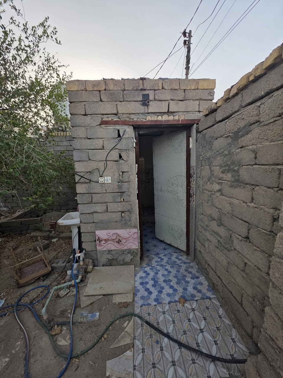 السلام عليكم بيت عله ساحه للبيع مساحه ٢٠٠م
تفاصيل البيت غرف ٢ + صاله + مطبخ + ديوانيه + صحيات 
المكان سوق الشيوخ حي العسكري شارع الصوره قرب دائره البلديه 
السعر ٣٥ مليون وبي مجال 
للاستفسار *********** واتساب ***********
