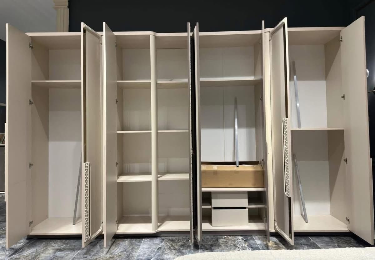 ✨ جديدنا.. موديل "أكاسيا" (AKASYA) الفخامة التركية في بيتك! ✨
زبائن جمعية التراث الكرام.. لعشاق التميز والألوان الهادئة، وصلنا موديل "أكاسيا" اللي يجمع بين التصميم العصري والعملية العالية.

ليش تختار موديل أكاسيا؟ 🤔
• تصميم راقي: لون كريمي هادئ مع تفاصيل ذهبية وإضاءة LED مخفية تضيف لمسة سحرية لغرفتك.
• مساحة خزن ذكية: دولاب عملاق بتصميم داخلي مقسم بذكاء (رفوف واسعة، خانات تعليق، ومجرات داخلية) حتى تستغل كل شبر.
• مراية قيافة متطورة: مراية قيافة منفصلة مع إضاءة لمس (Touch) تضيف أناقة ودلال.
• الراحة والجمال: السرير يجي بتصميم "كابتوني" مريح جداً، مع "بنكيت" (تخت إضافي) في نهاية السرير للخزن أو الجلوس.
• ملحقات كاملة: يجي وياها ميز تواليت بتصميم مبتكر، درور (مجر) إضافي، وطاولة TV متناسقة تماماً.

📍 العنوان:
الرمادي - التأميم - القادسية الأولى - شارع النخيل - مقابل محطة النخيل.
📞 للحجز أو الاستفسار عن السعر ونظام الأقساط:
[***********]
جمعية التراث.. نختار لك الأفضل دائماً! 🤝
