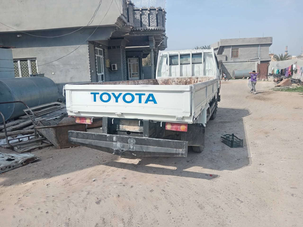 داينه لبيع موديل ١٩٩٠ رقم ديالي سنويه ٢٧ كير ومحرك وكسل وشاصي مكفول بلشرط السعر ٦٠ وبيهه مجال المكان ديالي سد حمرين رقم ***********
