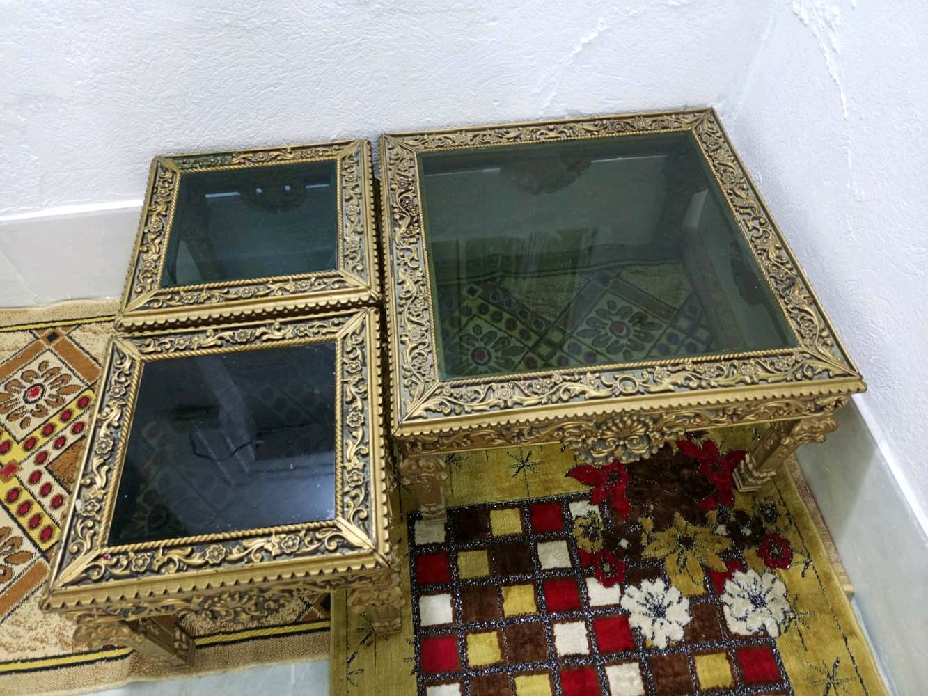 السلام عليكم طبلات عدد ثلاثة السعر 100000
شنو القياسات التقريبية لكل طبلّة؟ وشنو الفرق بالمقاسات بين الكبيرة والاثنين الصغار؟: 
وحدة كبيرة واثنان وسط
شنو حالتهن بالضبط؟ بيهن خدوش، كسر بالزجاج، صدأ، أو أي ترميم/تلحيم؟: 
جيدة 
شنو نوعهن أو موديلهن إذا موجود؟ وهل الزجاج سميك ومثبت زين لو يحتاج شغل؟: 
سميك ومثبت
وين موقعك بالعراق حتى نعرف إذا أكو استلام من المكان أو توصيل؟: 
بغداد شكوك 
السعر 100 ألف نهائي لو بيه مجال بسيط؟ وهل البيع للثلاثة سوا لو ممكن مفرد؟: 
بيهن مجال 