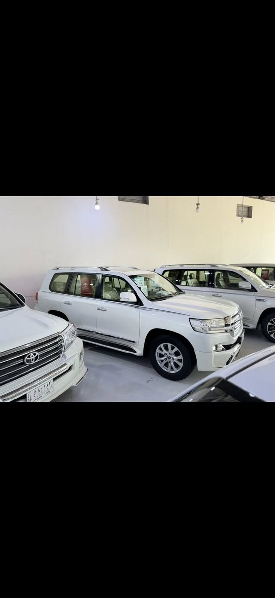 لاندكروز 2016 ساس V8 رقم بغداد بأسمي  ماشيه 95k مكان السياره بغداد البياع ***********
