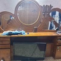 للبيع غرفة اخشاب صاج  السعر ٣٥٠وبيه مجال بسيط مكان بلور خلف الكراج الا...