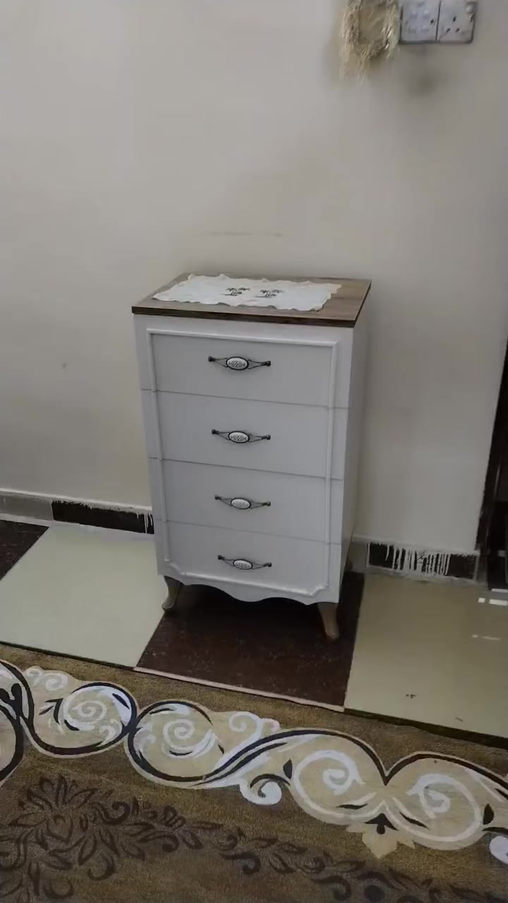 السلام عليكم ورحمة الله وبركاته اخواني غرفة كانتري ١١ قطعة. سرير مخزن  وكومدي داخل الكنتور قاصة تركي اصلي جديدة استخدم ٣ اشهر. وحتئ الكارتين بالسطح رجا فقط الشراي.  نهايتهه مليون وبالعافية عل ياخذهه. الي يردهه. فقط اتصال او مراسله واتساب
ماجاوب عل تعليقات *********** بي واتساب
العنوان بغداد الشعب بعد السيطره مال الشعب الثعالبه الأولى.
