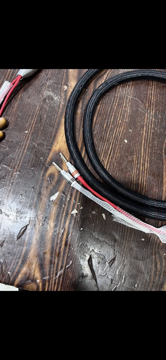 كيبل مال سماعه 4 ب ثنين راس بي 2 وراس ثاني بي 4 طول 4 متر كولش ثخين وقوي وزنه ثقيل كوالتي كولش عالي اصلي ختصاص صوتيات ***********
