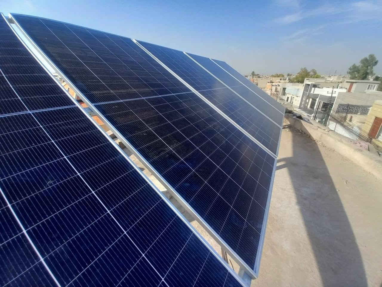 🚨  منظومة ضمن عرض الشركة في الموصل حي الوحدة من شركة الطاقة الذكية - ودع الكهرباء الغير مستقر 
اسم الزبون :طارق السيد 
المنطقة : موصل حي الوحدة 

📊 إنتاج المنظومة:
☀️  10  أمبير صباحاً
🌤  10 مبيرات مساءً

لماذا تستمر بدفع مبالغ كبيرة كل شهر مقابل كهرباء غير مستقرة؟
الآن يمكنك امتلاك كهرباءك الخاصة من الشمس مع منظومة موثوقة من شركة طاقة الذكية ☀️

⚡ منظومة شمسية قوية بمكونات أصلية وضمانات حقيقية:
🔹 انفيرتر 6 كيلواط SKE ضمان 2 سنة
🔹 بطارية ليثيوم من HZ  قدرة 5 كيلواط عدد 2 
✔️ ضمان 5 سنوات
🔹 ألواح شمسية 620 واط عالية الكفاءة ضمان 12 سنة 

💡 ماذا تعني هذه المنظومة لك؟
✔️ كهرباء مستقرة طوال اليوم
✔️ تقليل كبير في مصاريف المولدات والوقود
✔️ تشغيل الأجهزة الأساسية براحة
✔️ استثمار طويل الأمد لعائلتك ومنزلك
👷‍♂️ شركة طاقة الذكية
خبرة في نصب المنظومات المنزلية والزراعية والصناعية ومنظومات On-Grid
وكادر هندسي متخصص يضمن أفضل أداء للمنظومة.
📞 للتواصل والاستفسار: 
Korek : ***********
                                                  *********** 
Asia: ***********
Korek: ***********
🌐  www.taqa-smart.com 
☀️ استثمر بالشمس… وارتاح من همّ الكهرباء لسنوات.
#الطاقة_الشمسية #شركة_طاقة_الذكية #منظومات_شمسية #Sofar #Dyness
