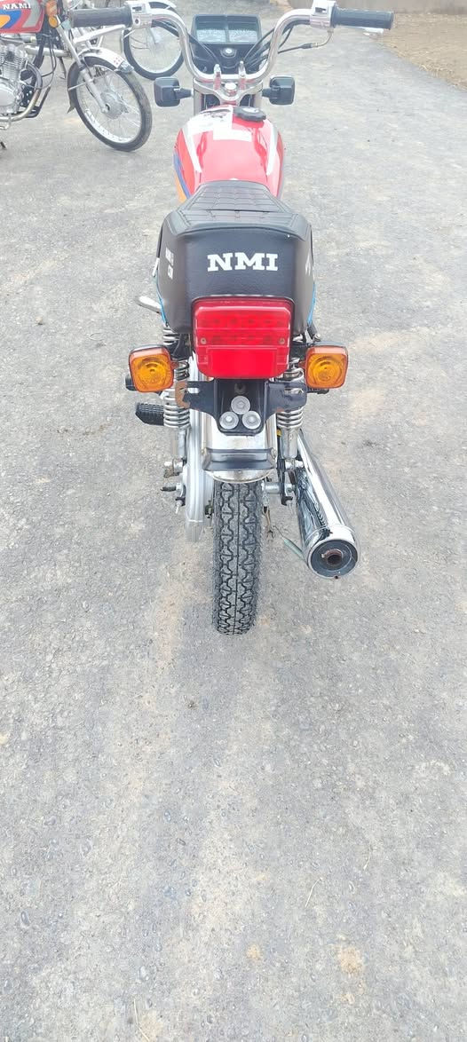 السلام عليكم دراجة للبيع نامه الاصلي شلامجه موديل 26 اوراق سكنر دراجة مكفوله كفاله عامه دراجة نضيفه وماماشيه المكان صدر المجر الشراي اتصل ودلل  ***********
