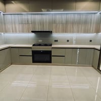 خلفه متفرغ للعمل ...عده كامله +سياره خاصه +مساعد ..فقط تنصيب مطابخ .سك...