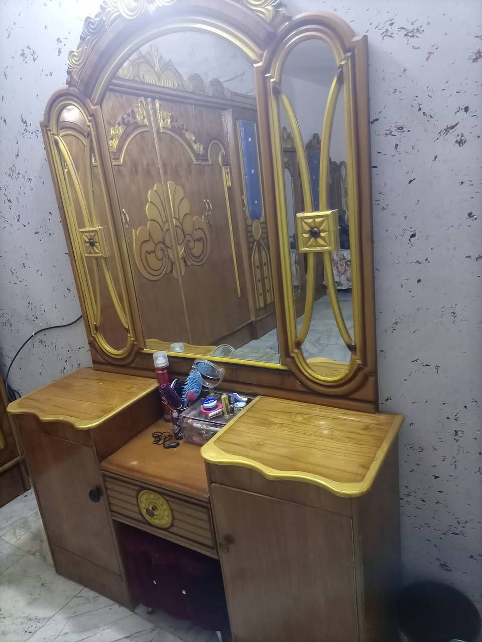 سلام عليكم غرفة أخشاب جديدة نظيفة استعمال شهرين سعر مليون وبيها مجال قليل ***********
