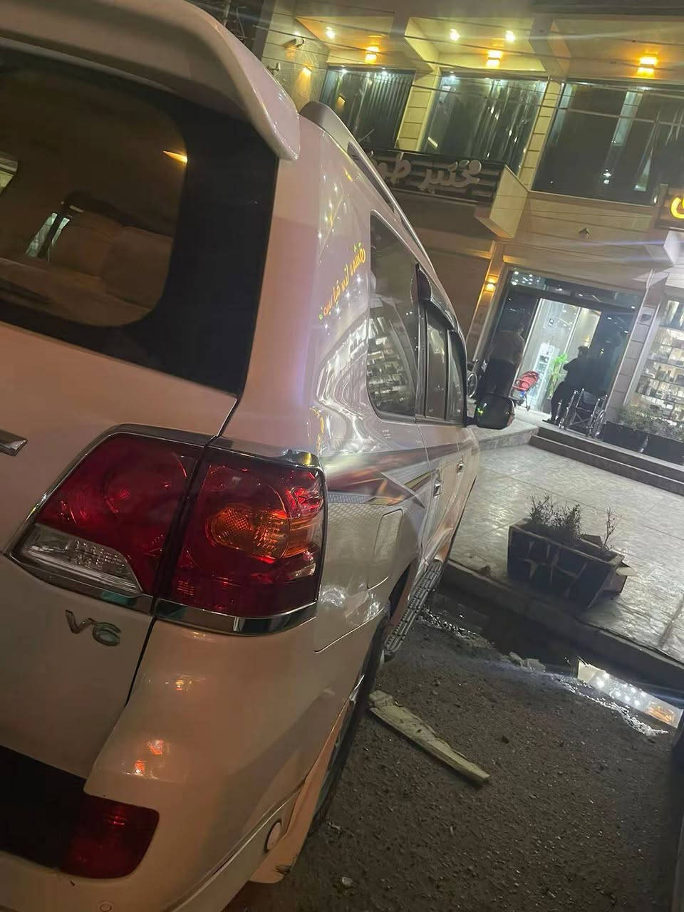 السلام عليكم لاندكروزر للبيع موديل 2013 باسمي مكاني بغداد لبنوك للبيع او مراوس بتاهو مكفوله كفاله عامه ومنضومه غاز كشنات جلد كوله جديد ***********
