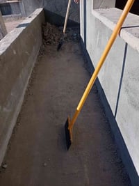 يوجد عمال كادر كامل  1_تصفير البيت من الانقاض وتطلع خارج البيت  2_تنزي...