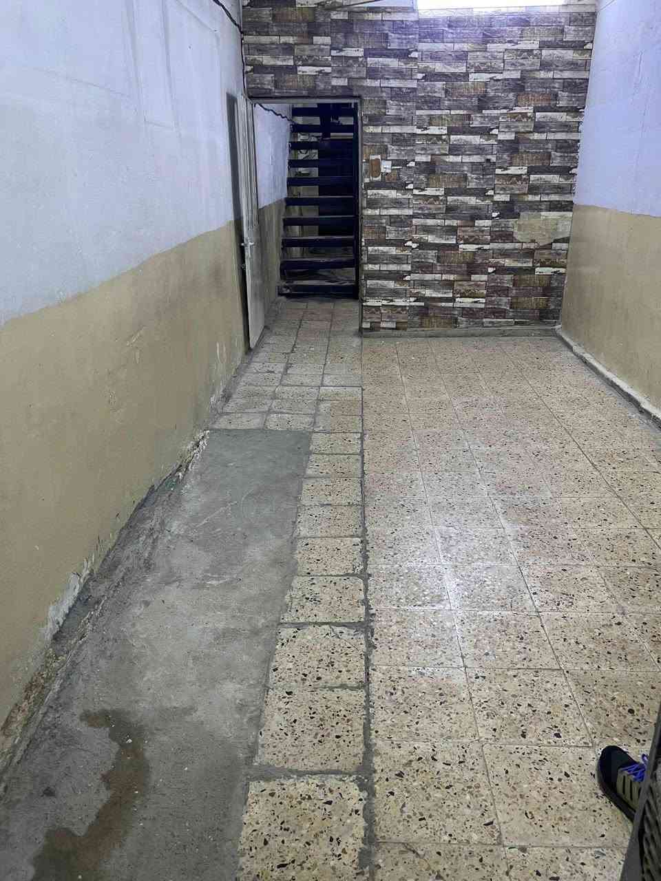 للأيجار
بيت كلاسك شويه تعبان مساحه 65 متر 
يحتوي// مطبخ + صاله + 2 غرف نوم متداخلات وحده ببطن اللخ + خدمات +كراج + مخزن 
الموقع // الشعب قرب جامع الشروفي 
السعر // 400 الف

ملاحظه : البيت مباشر بدون دلاليه 
للاستفسار : ***********
