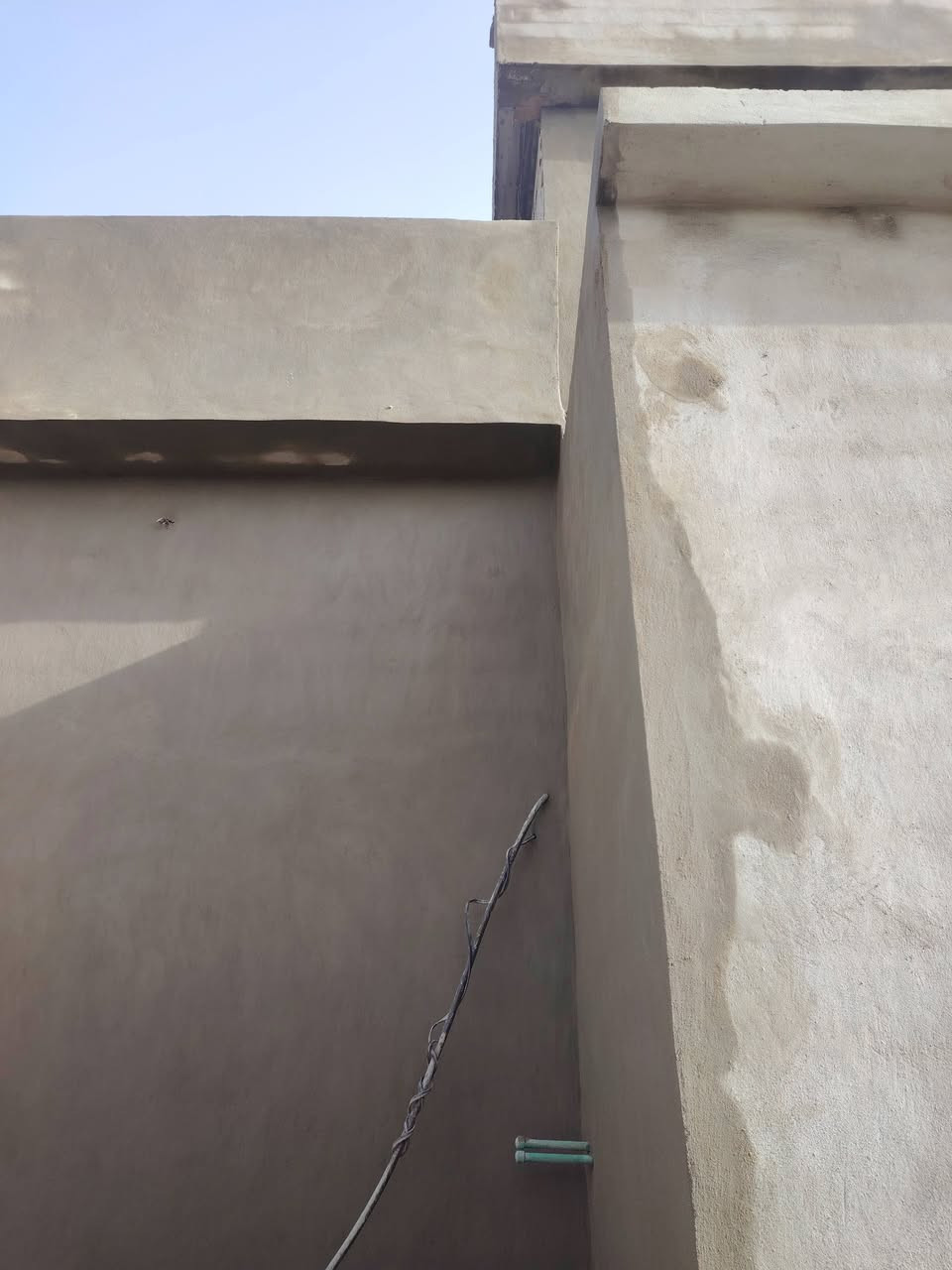سلام عليكم  خلفه البخ سمنت جراره المتر ٤  
سقل ناعم المتر 6
البخ ونثر المتر 6.5
واجهات ناخذها قطعي
تشميع 3 متفرغ واتساب ***********
