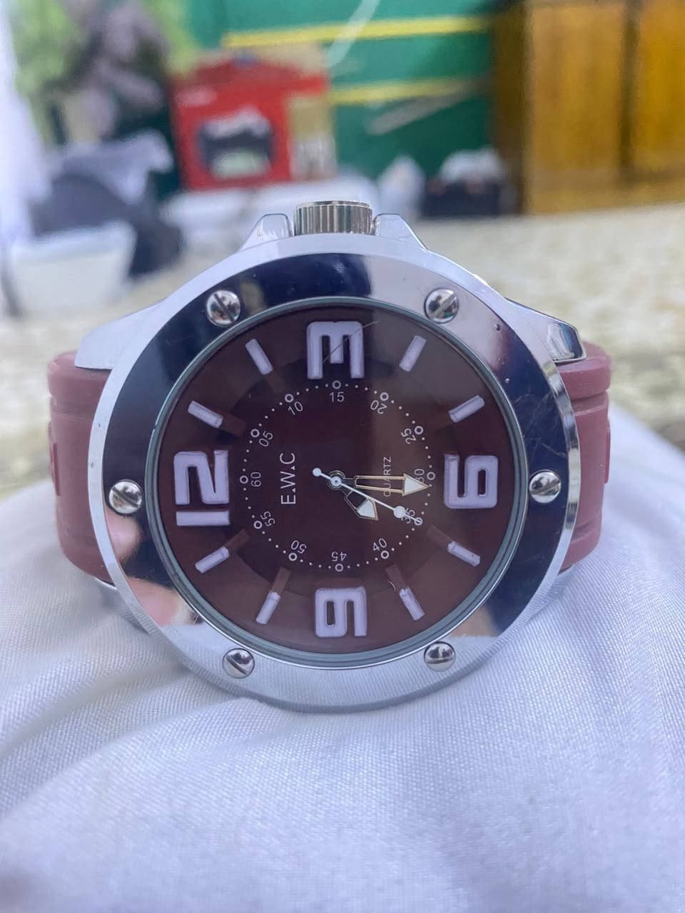 ⌚ ساعة شبابية أنيقة للبيع ⌚
ماركة E.W.C، لون عنابي مميز 
خفيفة ومريحة باللبس، شغالة تمام
قيم سعرها واخذ


**إذا كنت صاحب هذا الإعلان وتريد حذفه لأي سبب، رجاءا أرسل رسالة إلى الدعم الفني**