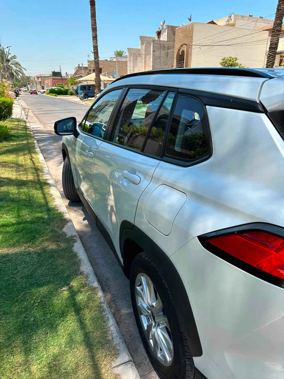 السلام عليكم 

 للبيع تيوتا كورلا كروس هايبرد 2025جديدة 🧿

  داخل جلد احمر بلادي🔴 كشن كهرباء ⚡️
حملات سقف +بروجكتورات 
  مكفولة كفالة عامة من كلشي⚠️
      Zero… Zero 🧿🧿🧿🧿
       ماشية فقط 5000عل ايدي من الشركة زيروو

الموصفات 1/1ا.  اعلى شي
بصمه +بصمة ابواب عدد 2.          سبير ما نازل🛞
فتحة سقف بلادي
كشن كهرباء
جلد احمر بلادي🔴
تحكمات ستيرن جهتي
رادار امامي 
كامرة دوارة بلادية
اوتو هولد 
سايد بريك بصمة
سياقة اوتو 
3انضمة قيادة 
ابل كار بلي +اندرويد
تحديد مسار 
تبريد قطعتين
وباقي الموصفات المعروفة
 
ملاحظة 👀🚨السيارة مصروف عليها كماليات
عازل حراري كامل عل كل السيارة150الف💸
مبدل دهن اصلي يم الحسام 100💸مع فلاتر
الارضيات مالتة بعدة جدد والكتلوكات كاملة
دينار متصرف عل سيارة كاملة جاهزة💯

السيارة باسمي الشخصي رقم بغداد  
 هزة جديدة ورقم جديد كامل فقط رسوم تحويل
 السيارة ماخذة قبل اقل الشهرين جديدة لوك
مكاني بغداد زيونة📍
                             ☎️للاستفسار ***********
