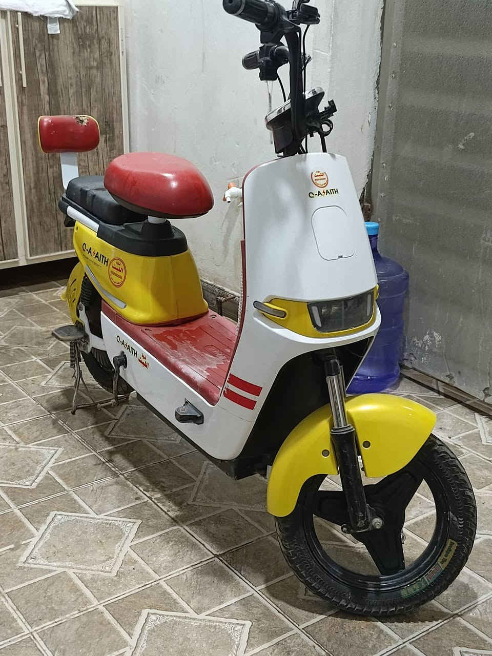 سلام عليكم دراجه شحن حجم 14 الدراجة ماناقصها شي الله شاهد بس البطاريات تعبانات السعر 250 وبيها مجال بسيط الرقم *********** واتساب فقط المو شراي لا يتخل
