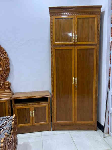 توجد غرفة نوم توج حطاطة متكونة من 5قطع نضافة فول هيا ودوشكها السعر مليون 400 العنوان الرمانة الاستفسار علرقم ***********
