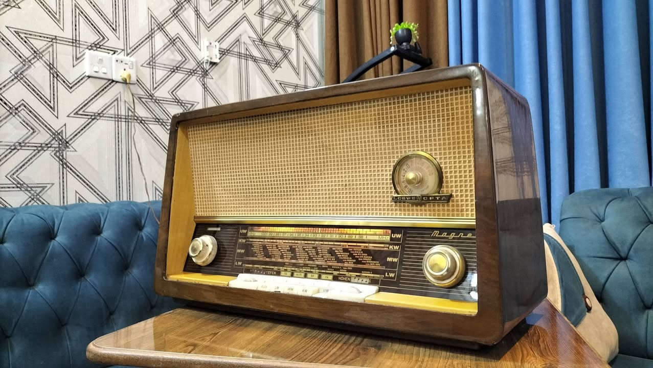 راديو انتيكة نوع (لوڤ اوپتا) انتاج ألمانيا الغربية عام ١٩٦١ شغال نظافة عالية جدا بدون اي تعديل أو تصليح على وضع الشركة.  
مصنوع من خشب الصاج سهل التنظيف، والإنارة الداخلية لا تزال تعمل.
سحب FM واضح جدا للمحطات الإذاعية، مع وجود فلاتر صوت يوفر تجربة سماع متميزة وفريدة.
الجهاز مصنوع منذ 65 سنة، ومع الاعتناء به سيبقى لسنوات طويلة أخرى وديكور أو استخدام اذاعي يومي.
اي استفسار، لطفا المراسلة. 
المكان بغداد.


**إذا كنت صاحب هذا الإعلان وتريد حذفه لأي سبب، رجاءا أرسل رسالة إلى الدعم الفني**