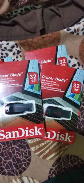 متوفر فلاش 32 گيگا  عندي تقريبا 10 قطع القطعة مفرد 7 الاف واذا كلهن بيهن مجال *********** عمارة
