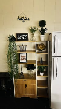 رفوف تجنن جتني هديه مصارله يومين ومعدي مكان بيتي صغير اريدهم ب٥٠ للتوا...