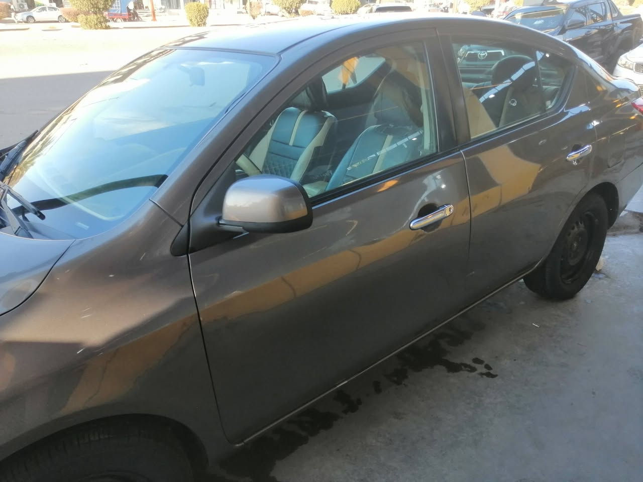 سلام عليكم فيرسا ١٢ بيها قطعتين صبغ بدون دواخل شواصي بلاديه بدون ضرر رقم انبار انكليزي  سعر ٨٨ وشراي يتصل ***********  وتحياتي ل أدمن ولكم سياره ب رمادي سنويه 30
