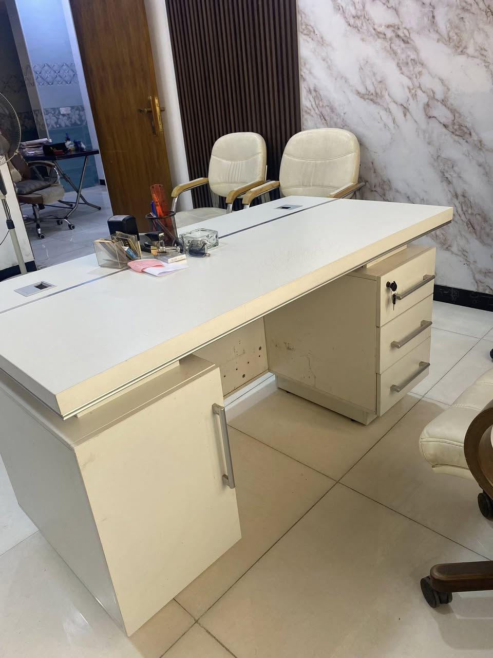 للبيع 📢
غراض مكتب مستخدمة بحالة ممتازة ✨

- خزانة رفوف مع خزانة سفلية  
- مكتب إداري حديث وأنيق  
- كراسي مريحة ونظيفة  

الاستخدام خفيف وما بيها أي عيوب 👌  
مناسبة للمكاتب، العيادات، أو حتى للبيت 🏠  
للاستفسار الاتصال علئ الرقم 
***********
