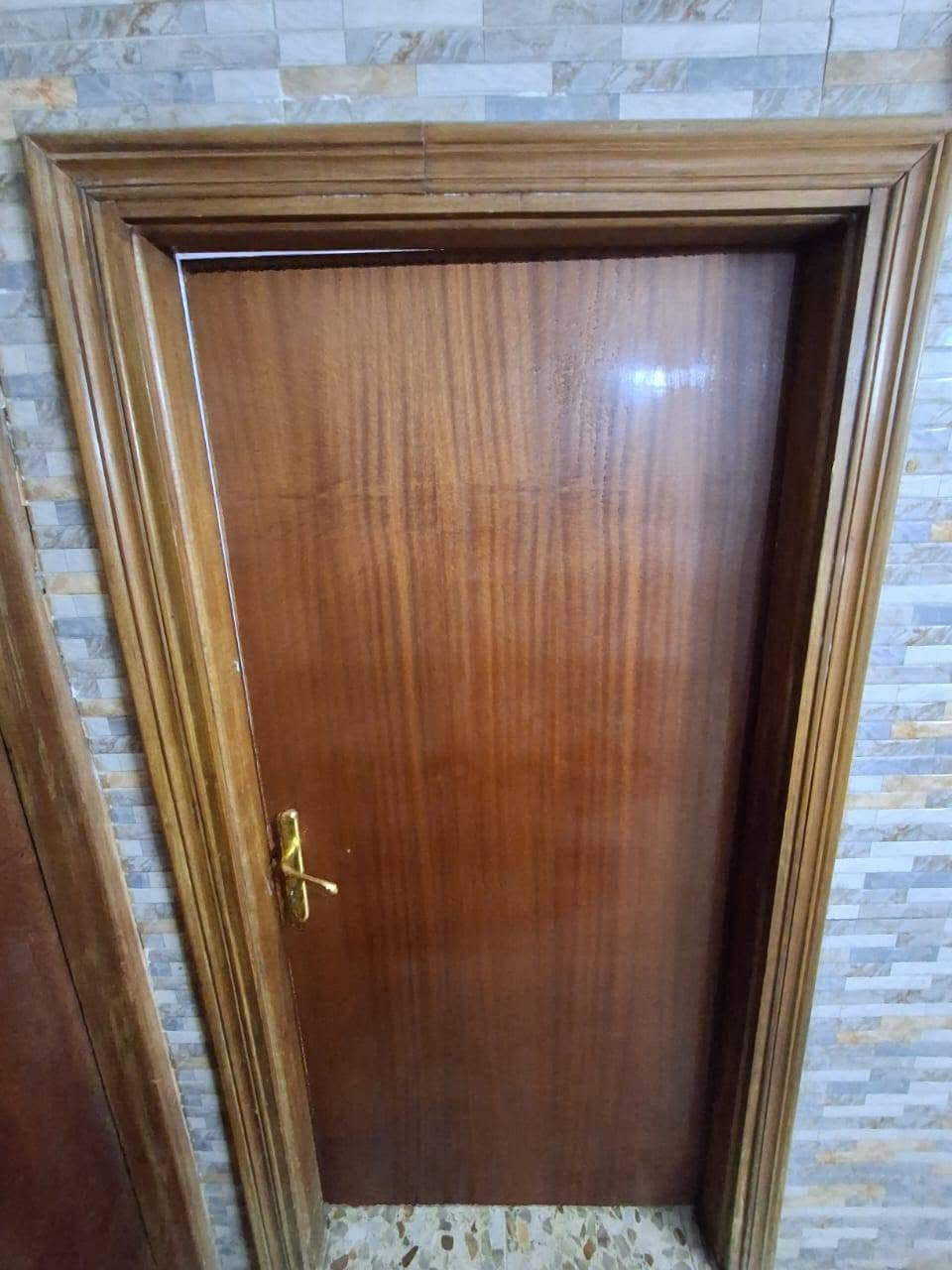 باب خشب صاج للبيع طول ٢ متر عرض ١ متر العنوان الحرية الاولى هاتف ***********
