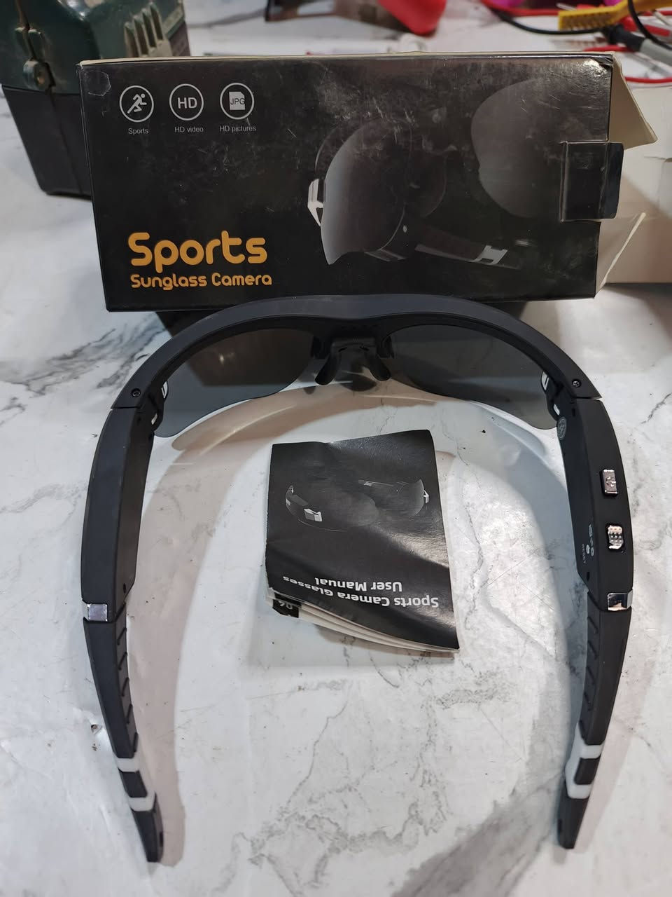 📦هذا صندوق كاميرا نظارات شمسية رياضية (Sports Sunglass Camera). 
تدعم دقة HD.
تتميز بتصميم مناسب للرياضيين.
تتيح تسجيل الفيديو والصور أثناء الأنشطة الخارجية.
تأتي في عبوة سوداء.
قد تحتوي على ميزات إضافية مثل التخزين المدمج أو الاتصال بالهاتف المحمول.
سعر 40


**إذا كنت صاحب هذا الإعلان وتريد حذفه لأي سبب، رجاءا أرسل رسالة إلى الدعم الفني**