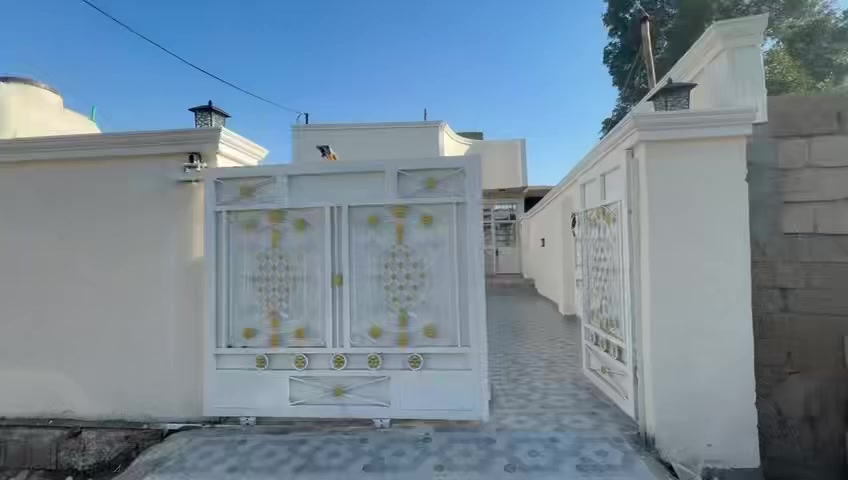 السلام عليكم بيت ٢٠٠ متر ملك صرف بعقوبة حي المعلمين قرب جامع الشهيد وظاح غرفتين وصالة واستقبال ومطبخ موضح سعر مناسب ***********
