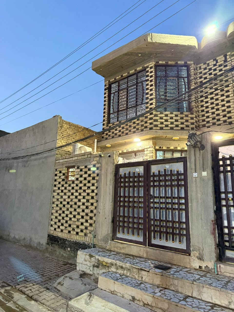 السلام عليكم 
بيت 105 متر طابق ونص 
حي المهندسين خلف مول كوب 
بنيان جديد ونضيف 
السعر 175 بي مجال 
***********
