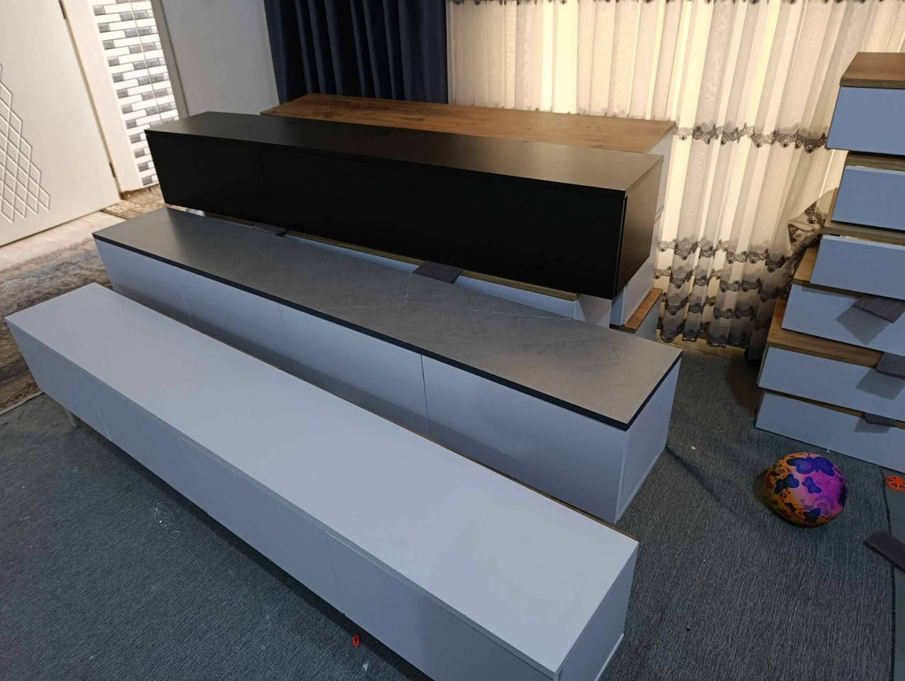 جوانترین ڕەفەی تەنیشت مێزی تیڤی بە دەرگای شوشەو ئەلەمنیۆم بە گڵۆپی لینەر لەسەر داوای کڕیارە بەڕێزەکانمان بەردەستەوەنرخی 80 هەزارە وەگەیاندن و هەڵواسین تەنها  5 هەزارە بۆناو شاری سلێمانی شوێنمان لە بەکرەجۆیە 
*********** السليمانية, العراق
