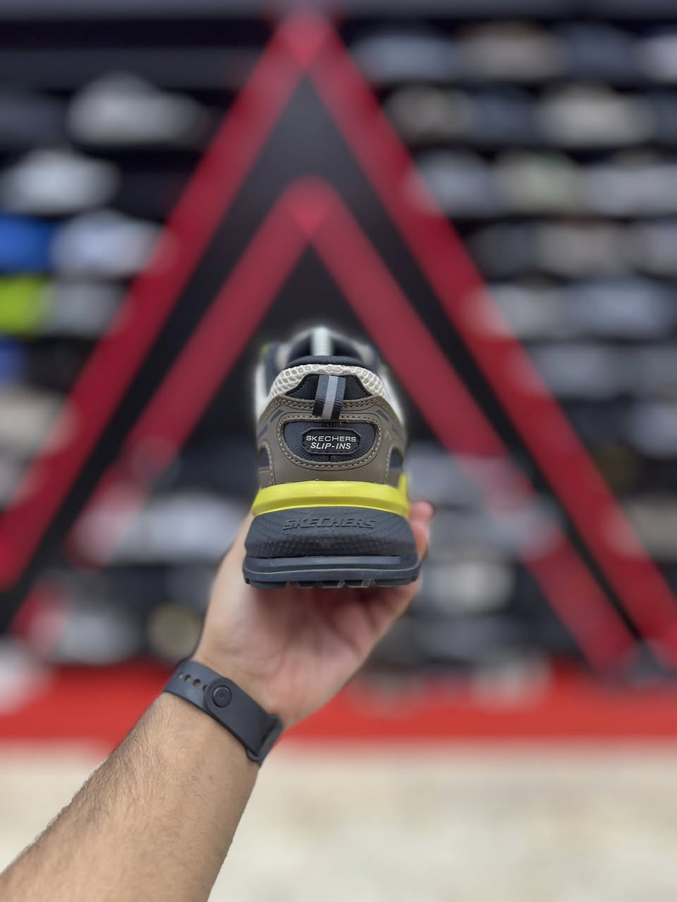 Skechers MENS USA STREET WEAR

يأتي الحذاء باللون البني مع لمسات من اللون الأصفر الليموني على النعل الأوسط والجزء الخلفي. يتميز هذا الموديل بنعل خارجي متين ومصمم لتوفير الثبات على مختلف التضاريس.

اصلي وكاله غير مستخدم 
قياس 41
السعر 60 الف 
العنوآن نجف ملحق الروان 
توصيل 🚚 محافظات 6 داخل النجف3 
*********** واتساب
