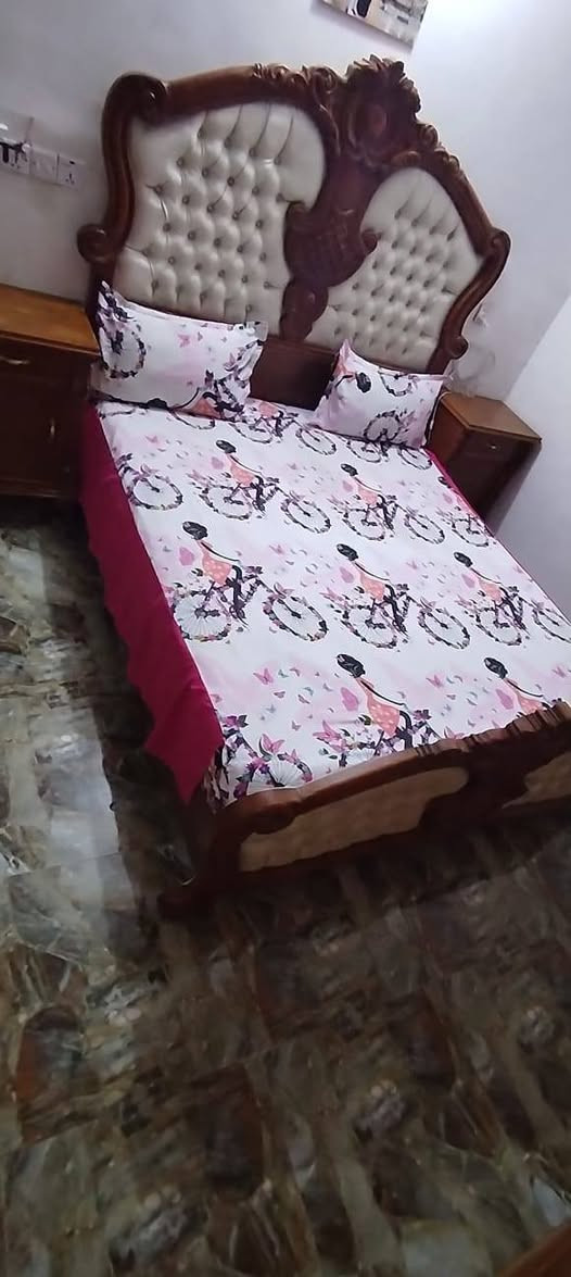 غرفه مستعمله اخشاب عراقي نضيفه  الي يريدها ب١،٢٥٠ مليون وربع واي استفسار توصلو ع رقم ***********
