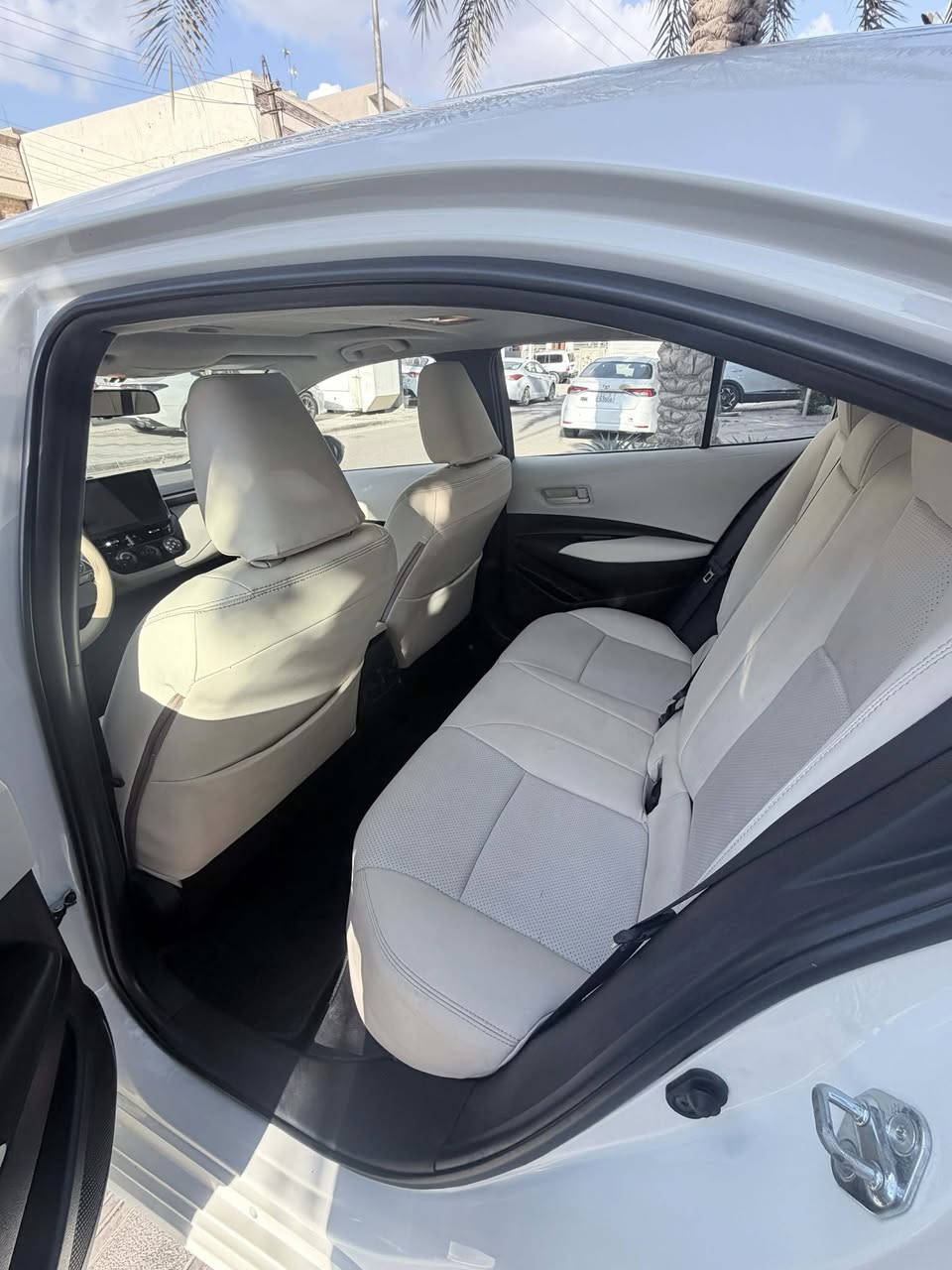 كورولا 2020 بانزين اصلي ياباني خليجي فطيم فول فتحه مكينه ٢٠٠٠ داخل جلد بيها شبر بارد بالبنيد مبين السعر ١٥٧٠٠ وبيها مجال قليل للاتصال *********** مكان السياره الاعظميه
