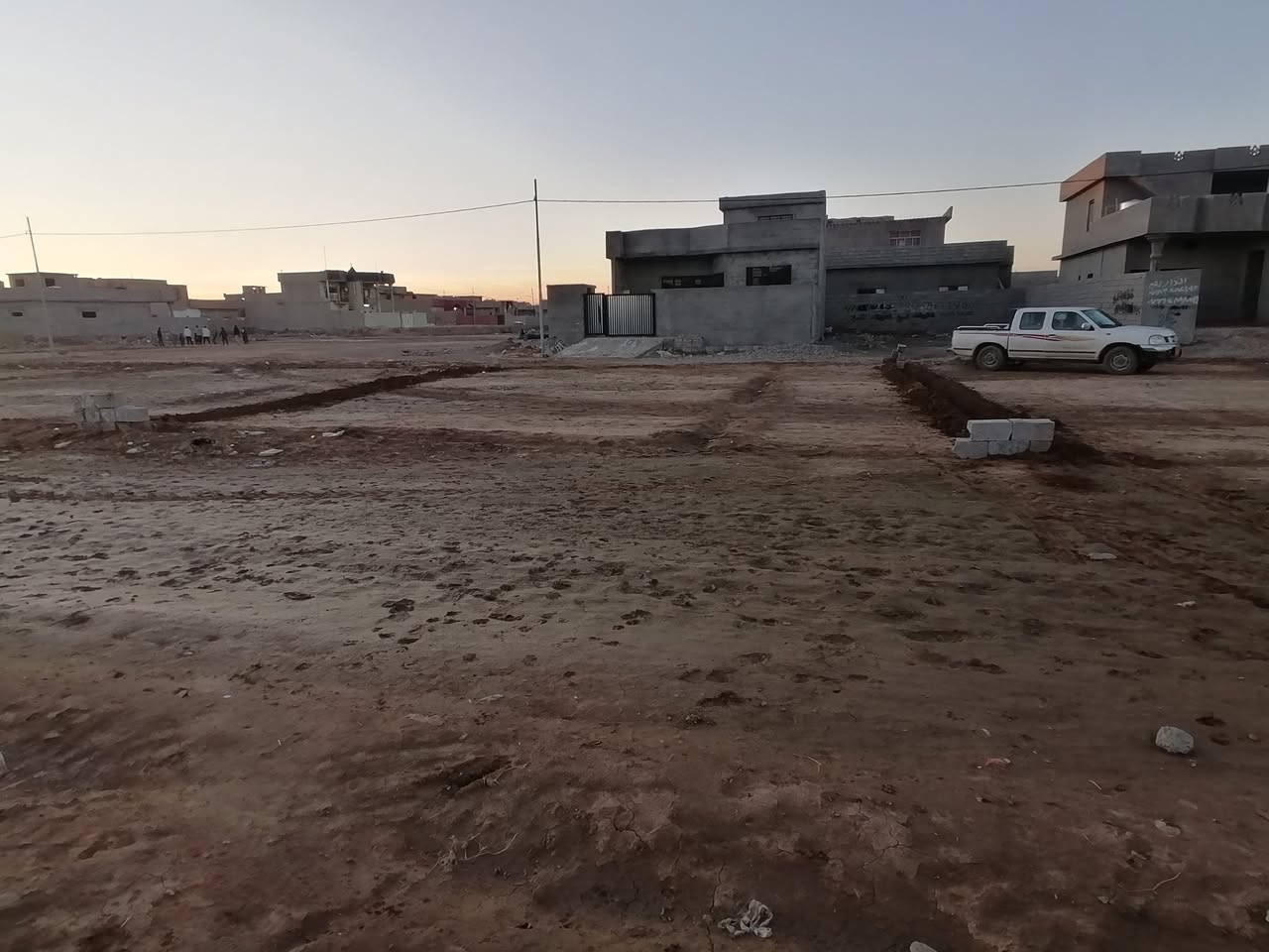 قطعة ارض زراعي للبيع على شارعين شارع خلفها ٨ متر وشاع كدامها ٩ متر  مساحتها ٢٠٠ متر قريبه على سايدين البگاره  ***********
