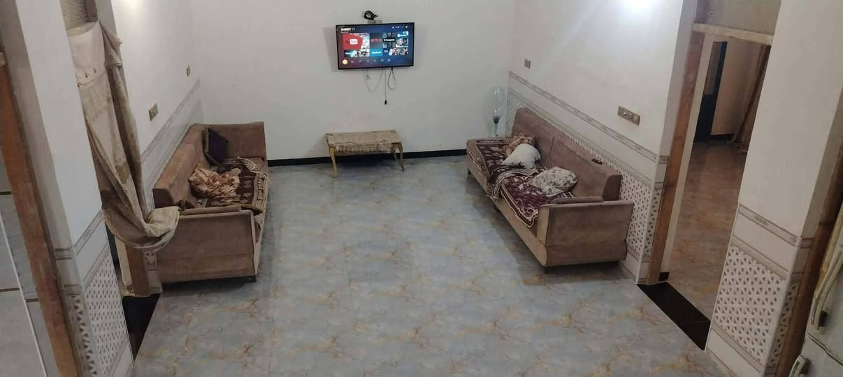 سلام عليكم بيت لبيع في حي الامين ملعب شهيد جمال
المساحه200 متر يبعد عن الشرع 150متر طابقين اساس رفت كافت خدمات  ما متواجد عل فيس  السعر خاص ***********

