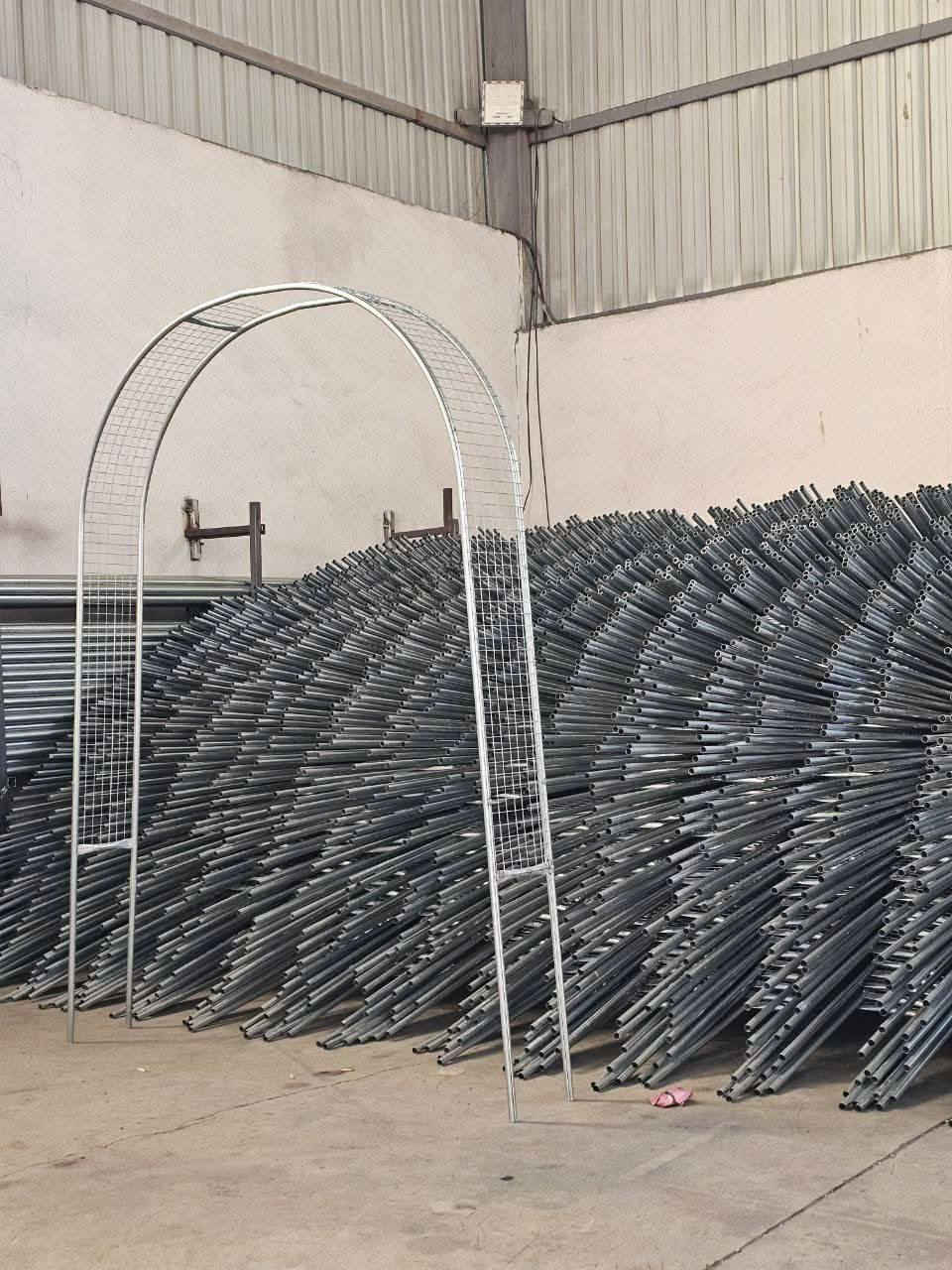 ئاسن فرۆشی سەرباز بۆفرۆشتنی قەوسی گوڵ
 بۆ ناو باغ و باخچەکانتان جملەو مفرد بەردەستە
گەیاندنمان هەیە بەپی توانا
ناونیشان چوارقوڕنە پشت بەنزینخانەی سلام
***********_***********
