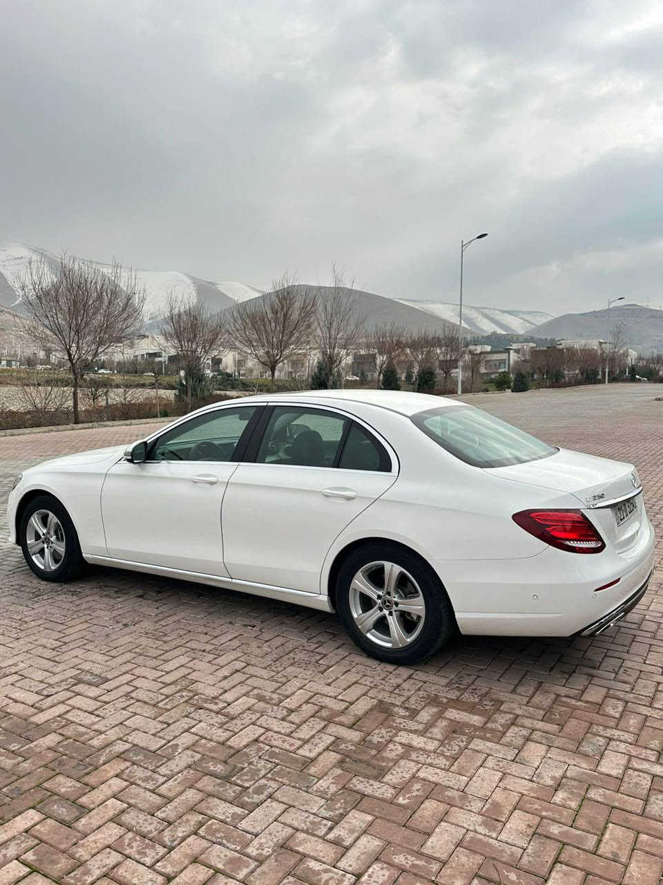Mercedes Benz E250 نمونە لە جوانی 
وارد ئەڵمانی زەمان ٢ سویچ 
بێ بۆیاخ - یەک پارچەی گۆڕاوە بە شەریکە ٢ پەڵەی بچوک ساردی هەیە 
٨٤ مایل ڕۆیشتووە 
گێڕ و مەکینەی نەکراوەتەوە بەشەرت کامل سێرڤس کراوە بێ مەسرەفە 
سلێمانی ناوشار 
ژمارەی خاوەنی :*********** 
نرخ: ٢٥٥$ و معامەلە السليمانية, العراق
