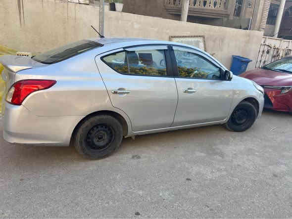 السلام عليكم للبيع نيسان سني هندي بليته زركه موديل ٢٠١٨ رقم أربيل باسمي شخصيا رقم وهزة جدد سيارة جاهزة من كل النواحي كبل للشارع بيها فقط باب خلفي ورا سائق صبغ بدون دواخل مجرد شخط وصبغته سيارة خير من الله 
مكان سيارة بياع 
***********
***********
السعر ٩٧ ورقة بغداد
