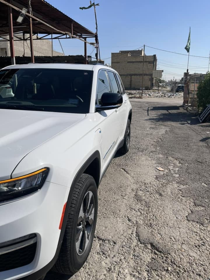 للبيع | Jeep Grand Cherokee 4xe Limited | موديل 2024

* موديل: 2024
* الفئة: Limited فول 🔥
* وارد أمريكي السيارة كبس كلهة على وضع الشركة حادث جانبي بسيط جدا صور الحادث بالمنشور
* اللون: أبيض
* الممشى: 52 ألف
* محرك 2.0 تيربو + نظام هايبرد Plug-in Hybrid (4xe)
* قير أوتوماتيك 8 سرعات
* دفع رباعي (4WD)

المواصفات:

* شاشة Uconnect كبيرة
* شاشة عدادات رقمية
* Apple CarPlay وAndroid Auto

* تشغيل بصمة وتشتغيل عن بعد ودخول ذكي
* مقاعد جلد كهربائية تدفئة تبريد وخزن ميموري 
* نظام صوت Alpine الأصلي
* كاميرا خلفية
* حساسات أمامية وخلفية
* مثبت سرعة تكيفي (Adaptive Cruise Control)
* مراقبة النقطة العمياء
* التحذير من الاصطدام الأمامي مع الكبح التلقائي
* مساعد البقاء في المسار
* باب خلفي كهربائي
* فتحة سقف بانوراما

أنظمة القيادة:

* Hybrid
* Electric
* eSave
* Auto
* Sport
* Snow
* Sand/Mud

ملاحظات:
شاحنه 220 vاصليه 
* باب السائق مبدل بنفس اللون اصلي شركه .
* باب خلف السائق صبغ بسيط.
الباقي مكفول كفاله عامه * ⁠
* السيارة بدون إيرباك ولا ايرباك طاك 
الرقم :بغداد (شهداء)
📍 الموقع: بغداد
💰 السعر: 315قابل للتفاوض بشي 
معقول
***********
