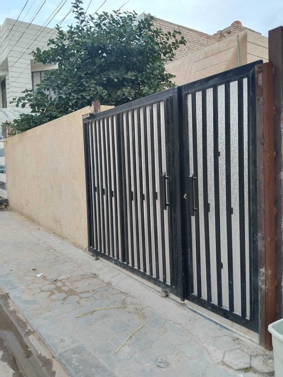 بيت 200م في حي ابو طالب ثالث فرع من معمل الخياطه ودور القضاة يتكون من من استقبال ومطبخ و2غرف و الثالث في السطح غير كامله اعكاده في منطقت ال77
تواصل:  ***********
