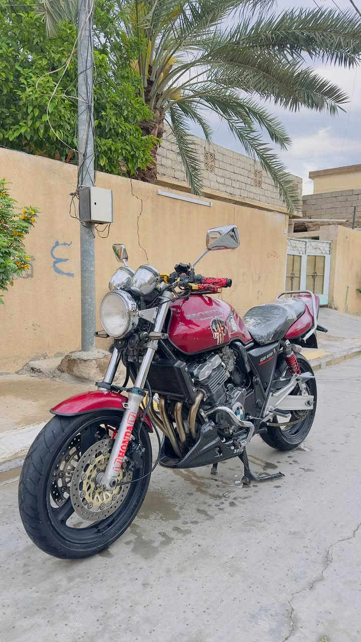 السلام عليكم للبيع هوندة CB400 دراجة نضيفة كهربائيات كلها شغالة ومحرك شرط مامفتوح  صالنصة رياضي تايرات نضاف السعر 18وبيها مجال العنوان كركوك قضاء الحويجة 
الرقم ***********
