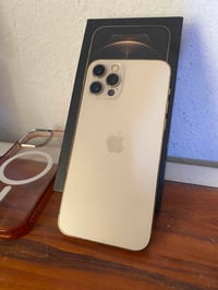 ايفون12pro للبيع جهاز نضيف كلشي ممبدل بي فقط بطاريه واصليه جهاز شخط ما...