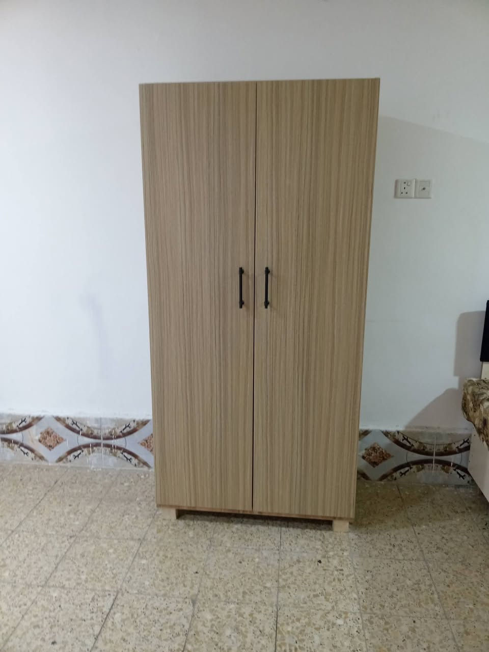 غرفه ام نفر تركي شغل عراقي للبيع سعر ٢٥٠ وبيه مجال شراي يصل على رقم ***********
