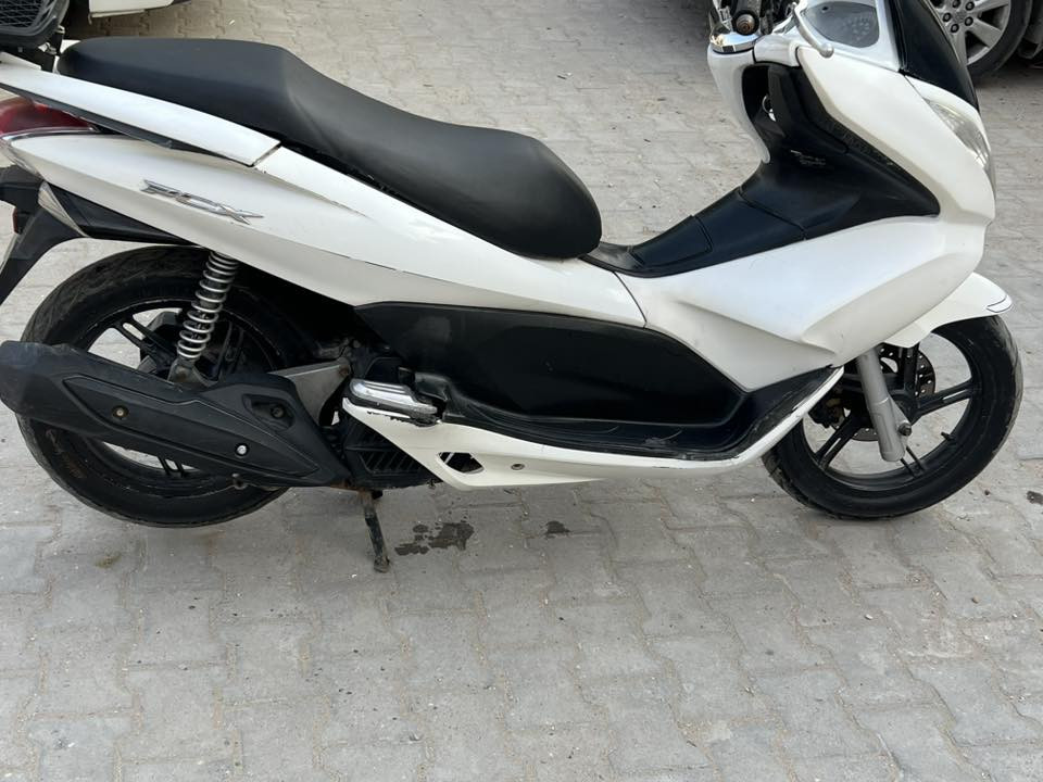 سلام عليكم  Pcx جيل اول   حساس زدحام حساس ستان كله شغال  دراجه خير من الله
السعر مليون : 200
البلديات   ***********
